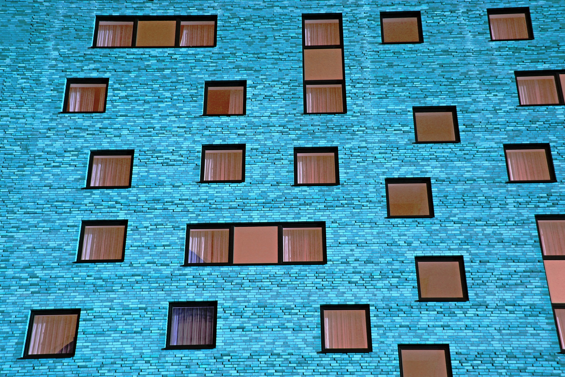 moderný modrý panelák s hnedými oknami