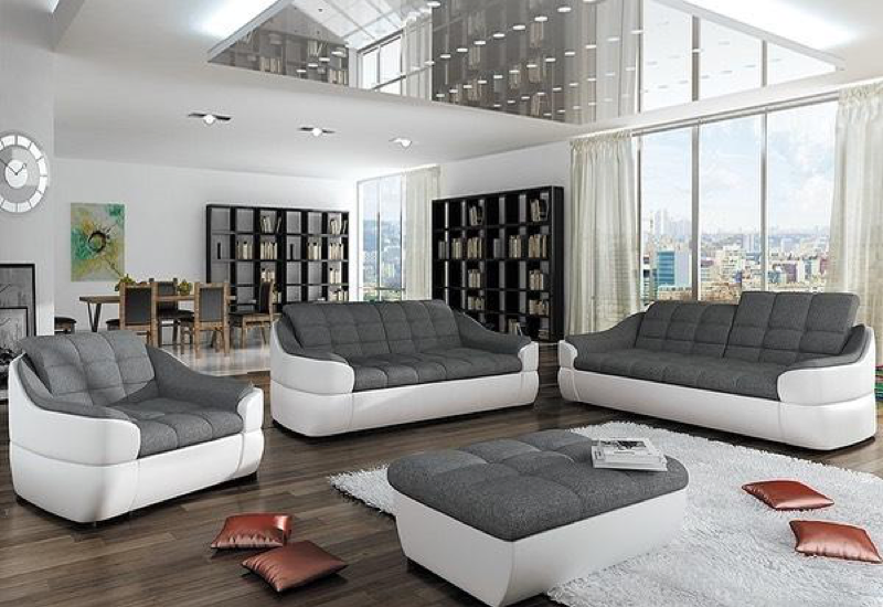 priestranná obývačka so sivou sedacou súpravou