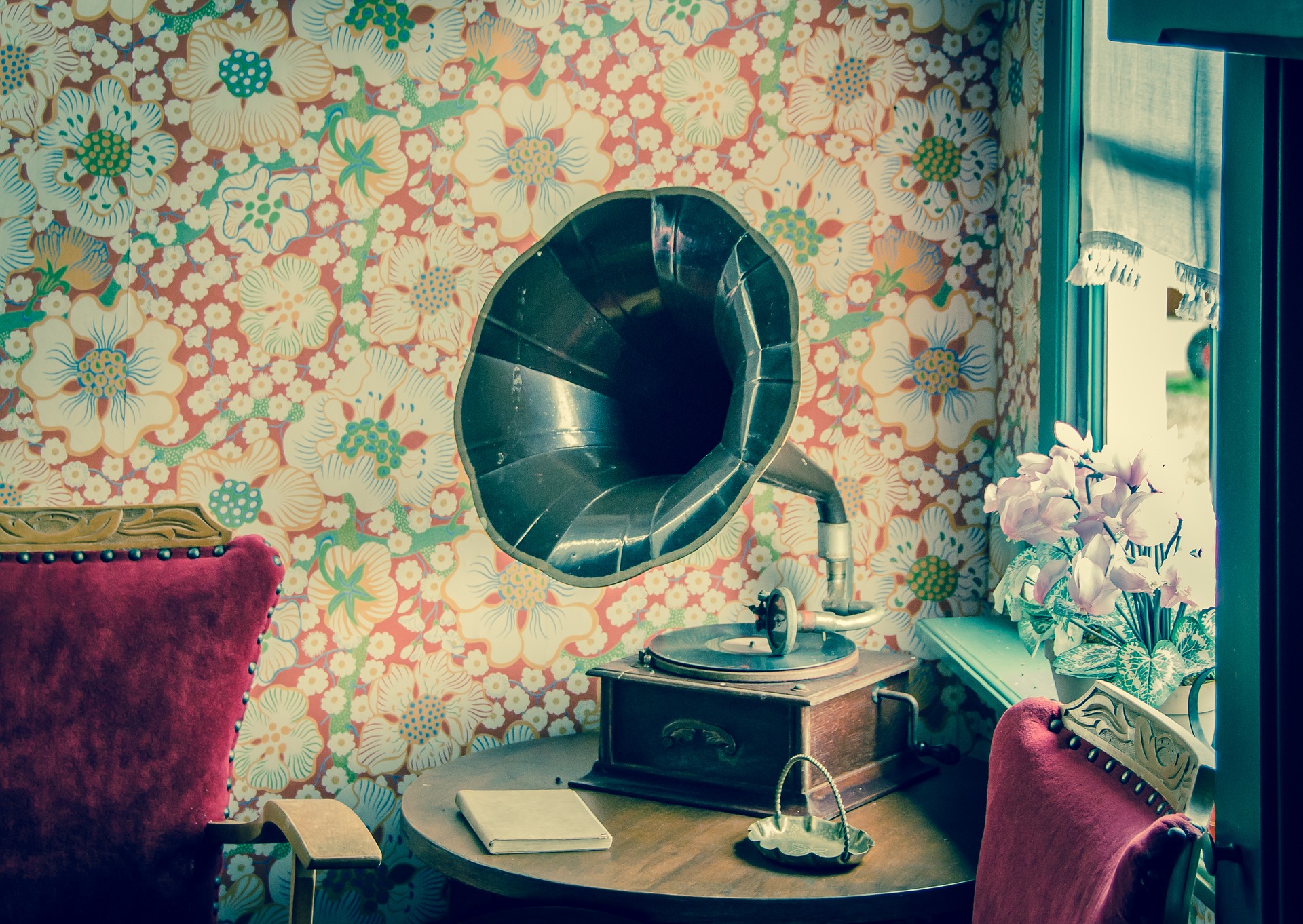 gramofón v retro kvietkovanej izbe