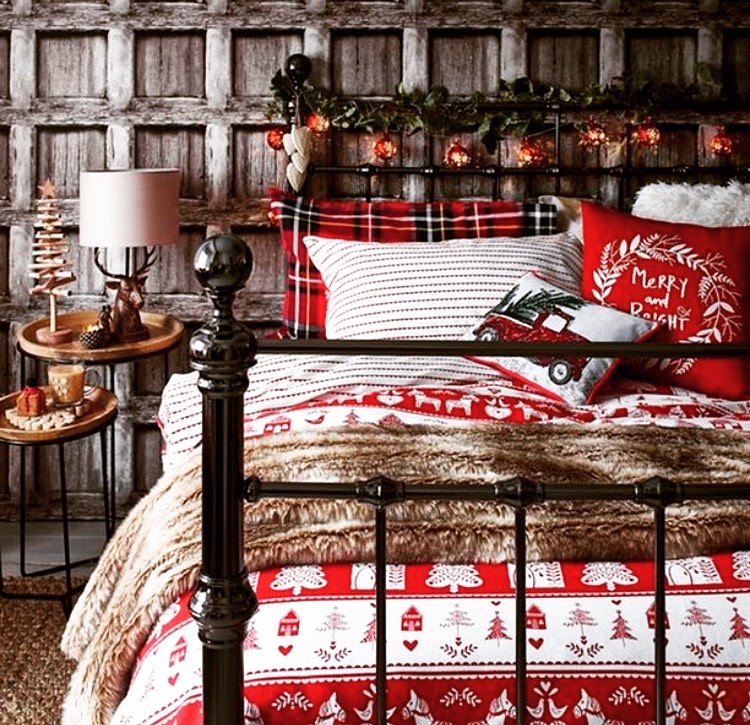 posteľ s vianočnými obliečkami