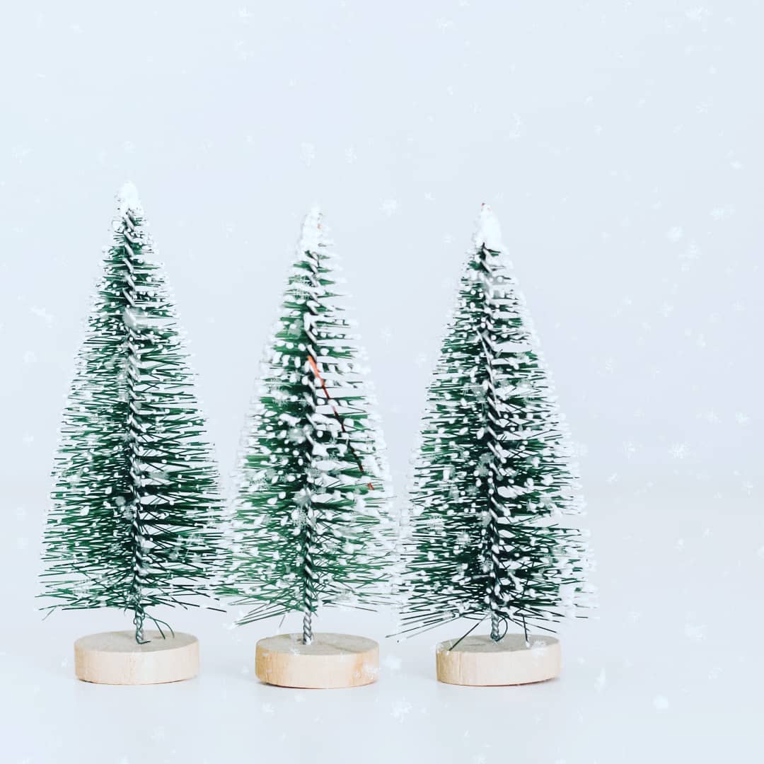 tri umelé vianočné stromčeky