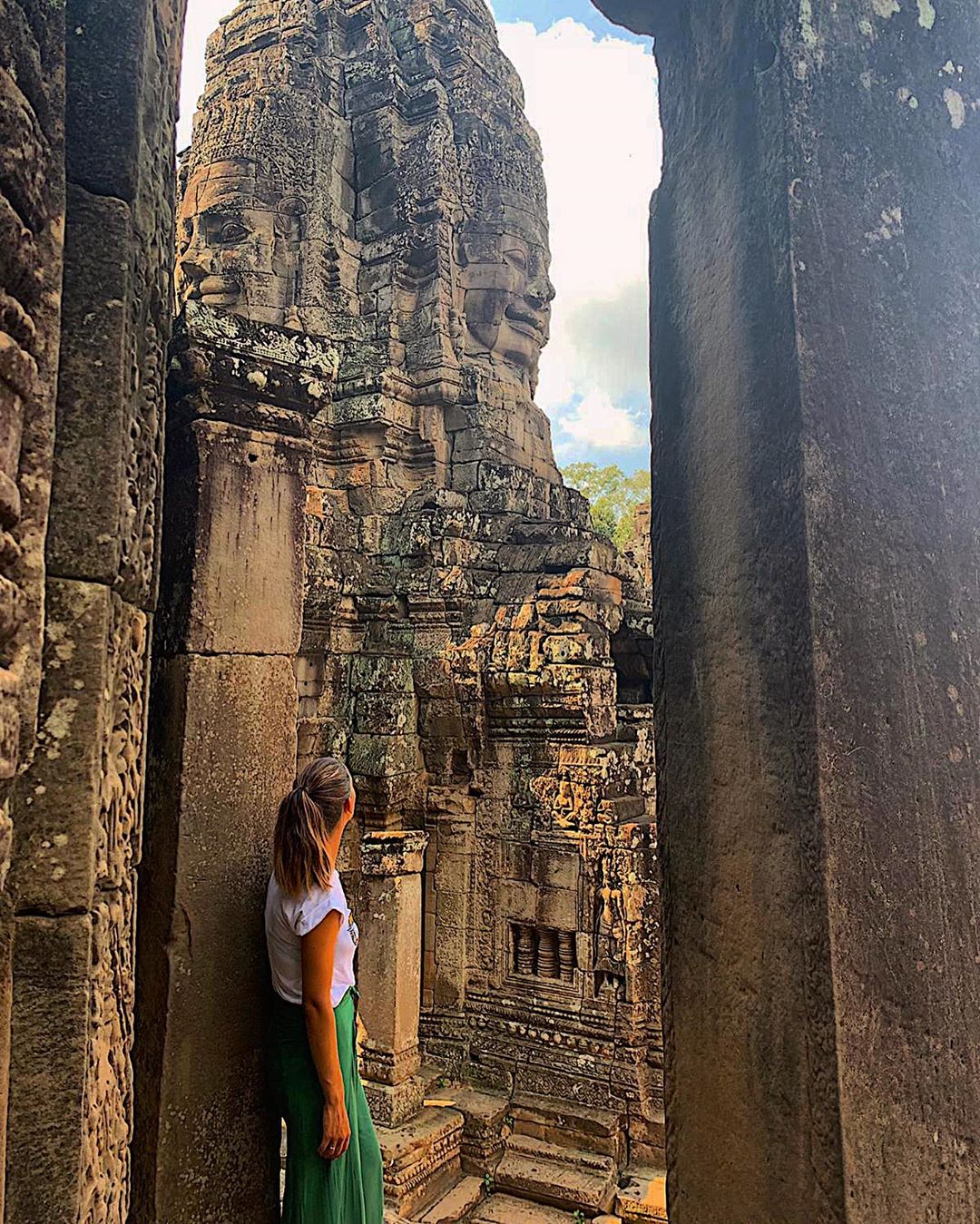 žena pred Angkor Wat