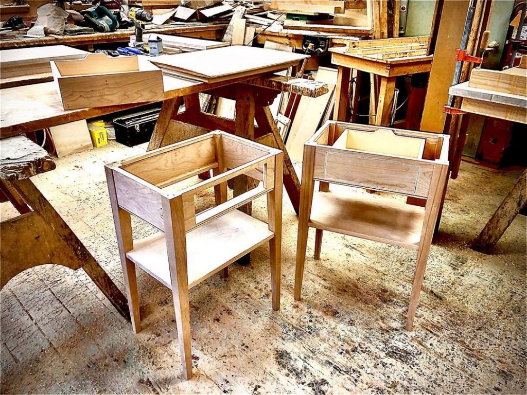 zaujímavé drevené stoličky