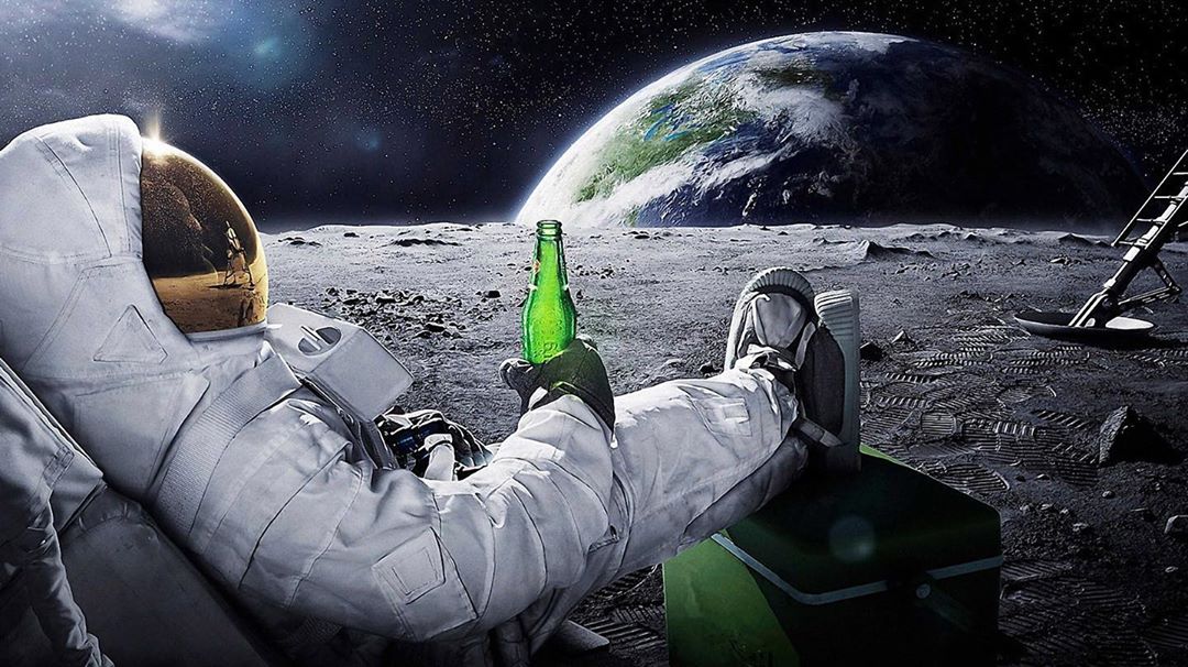 kozmonaut vo vesmíre fľaša