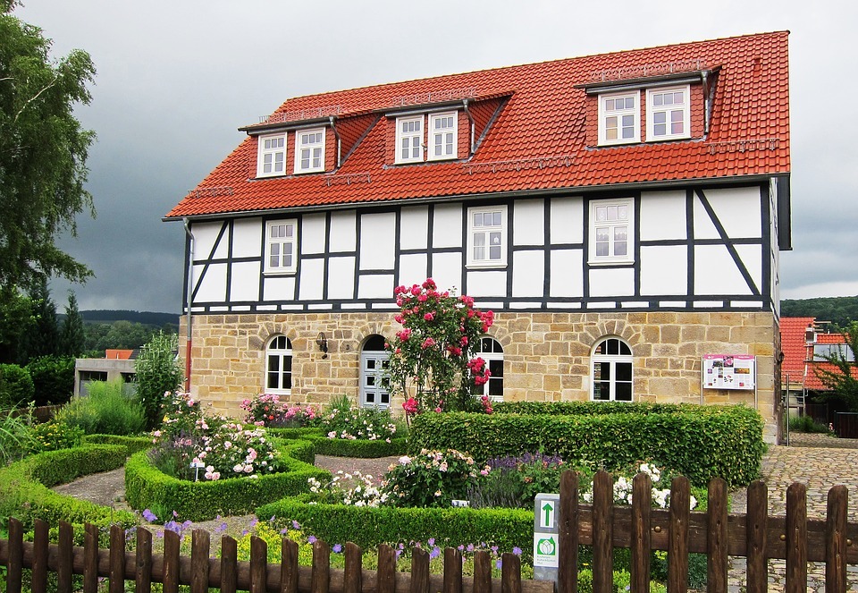 veľký dedinský dom červená strecha vikiere