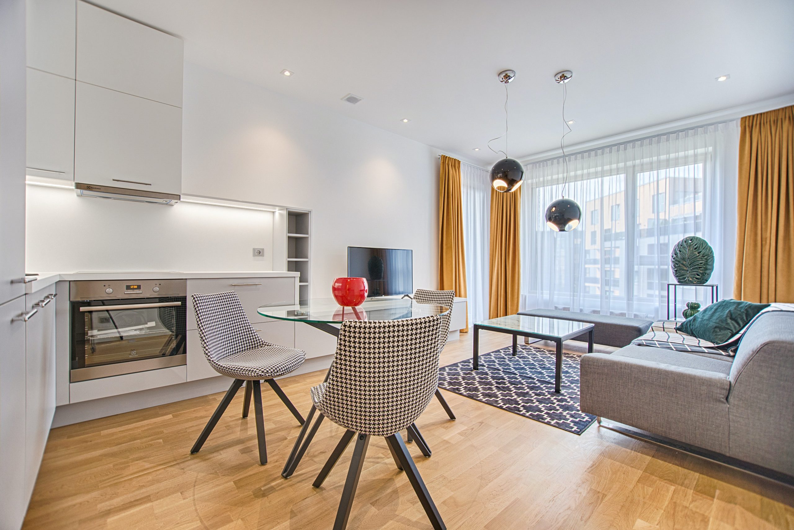 krásna a modenrá kuchňa spojená s obývacou miestnosťou