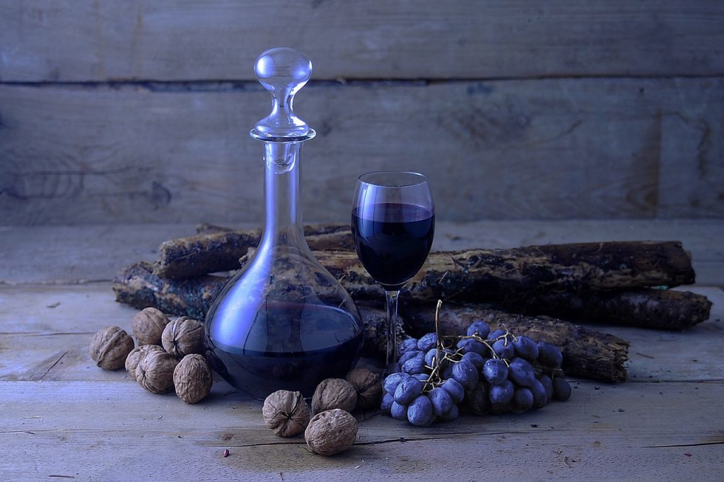 elegantné pitie z karafy na víno