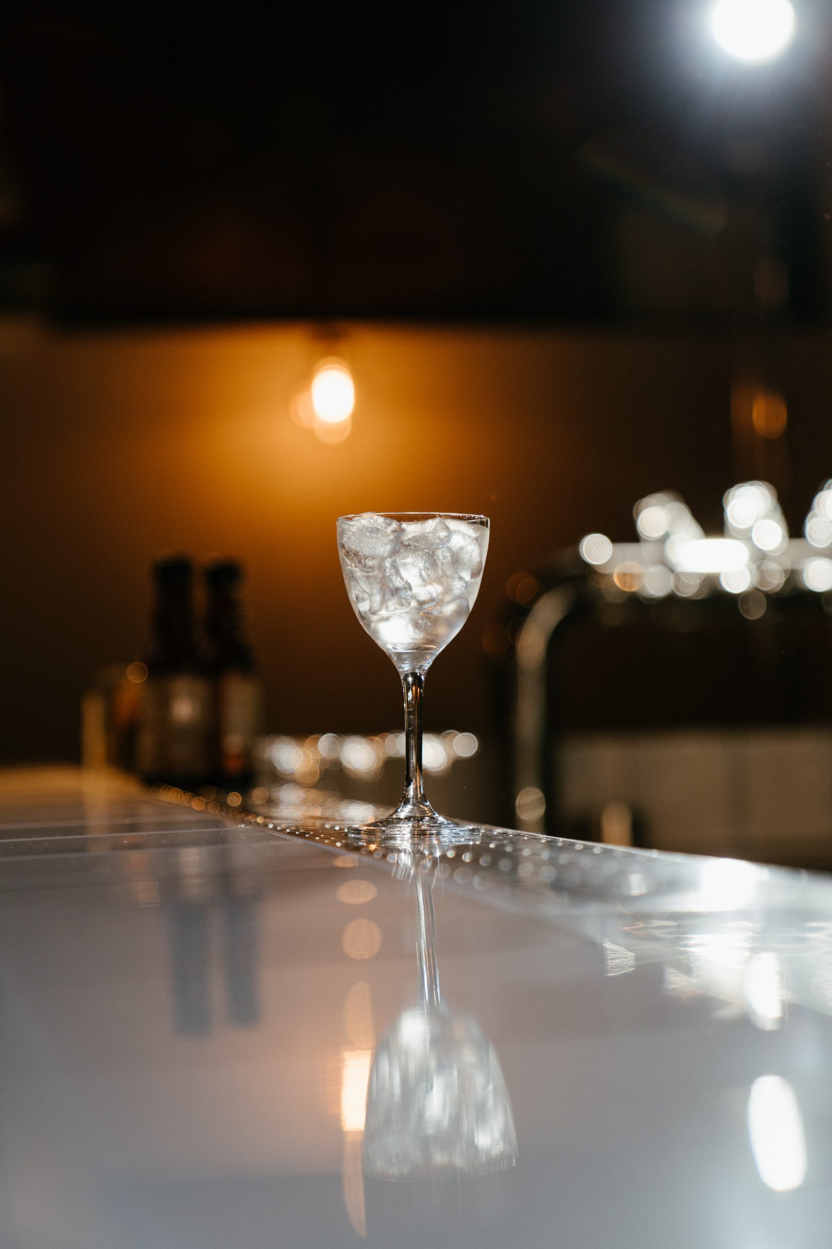 krásny krištálový pohár z kristálového skla v modernom v soho house klube