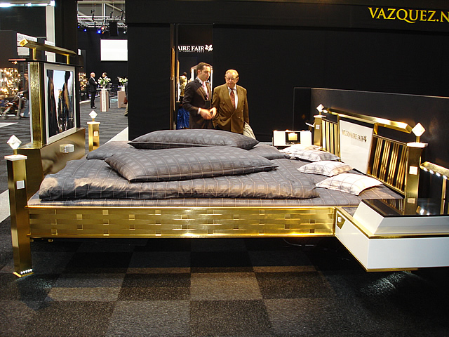 luxusná a drahá posteľ 3.Jado Steel Style Gold Bed zo zlata
