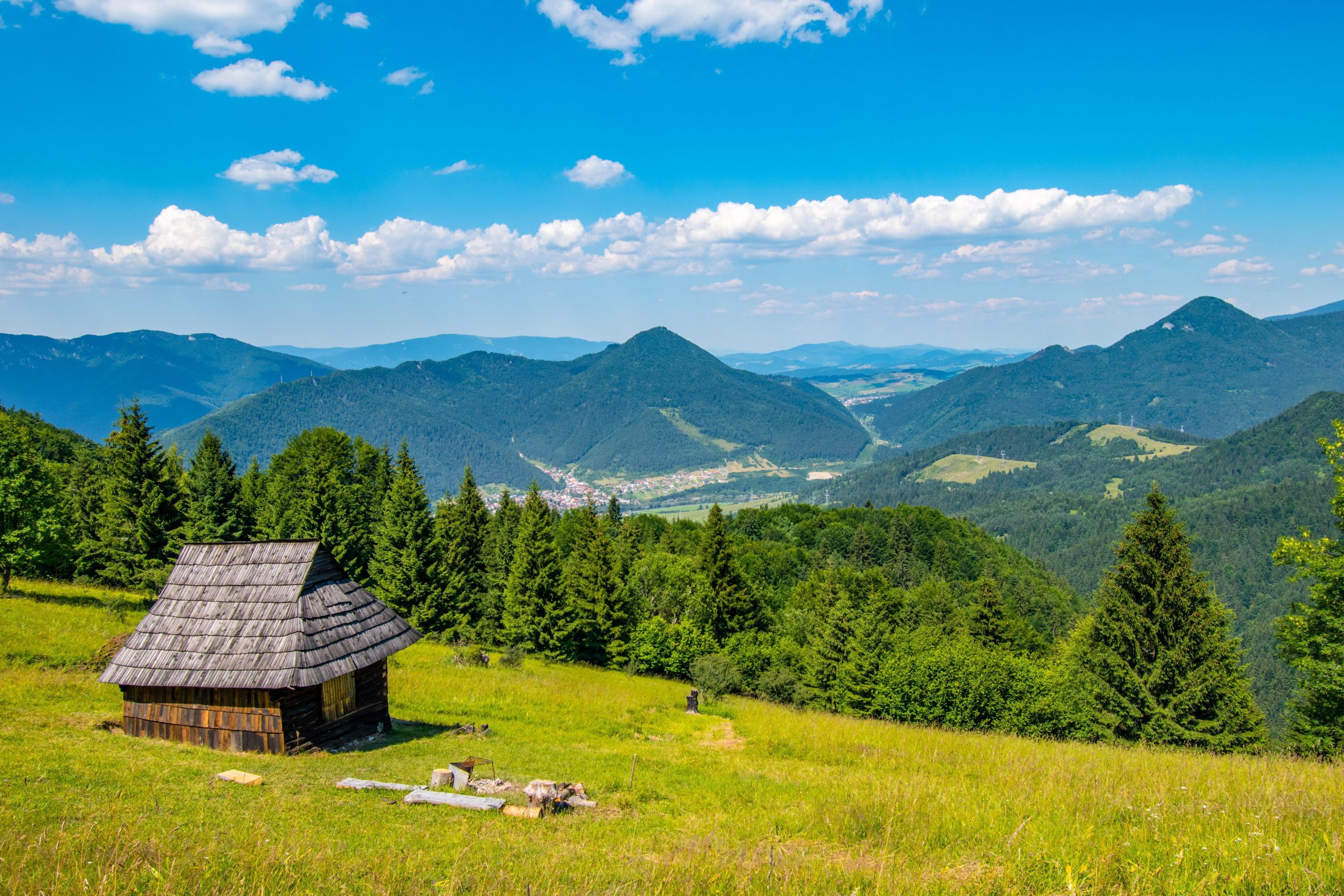 malebná drevená chata na upätí slovenských kopcov