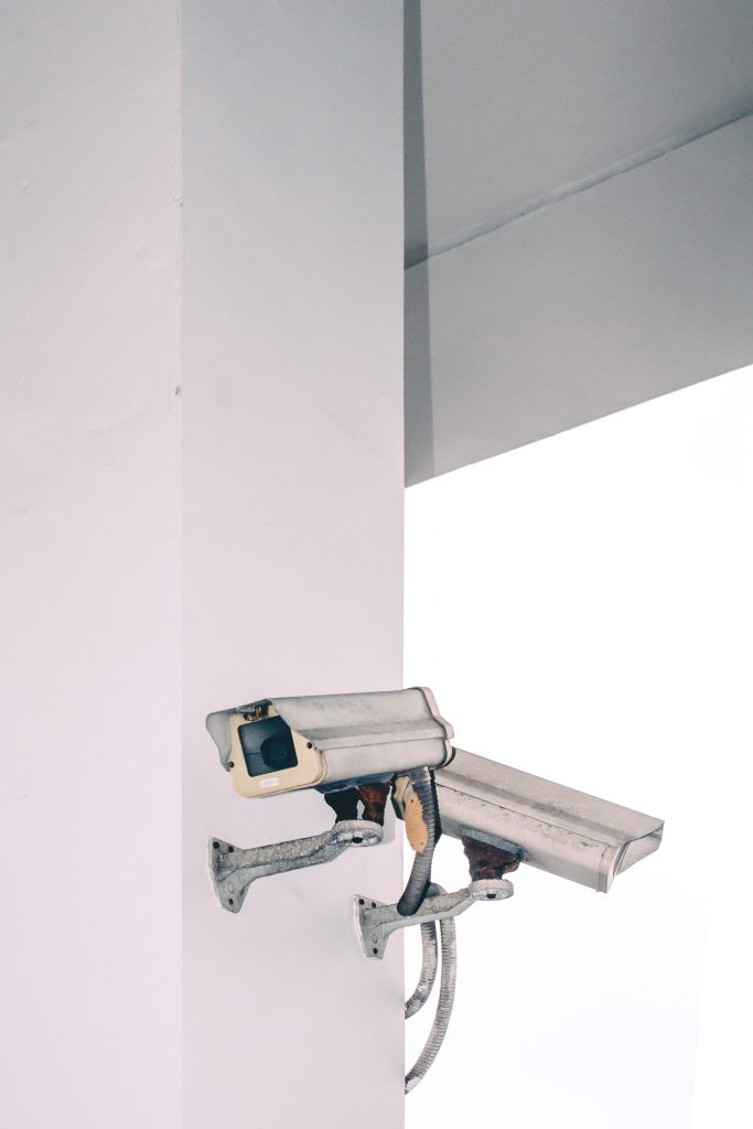 bezpečnostná kamera ukotvená na stene