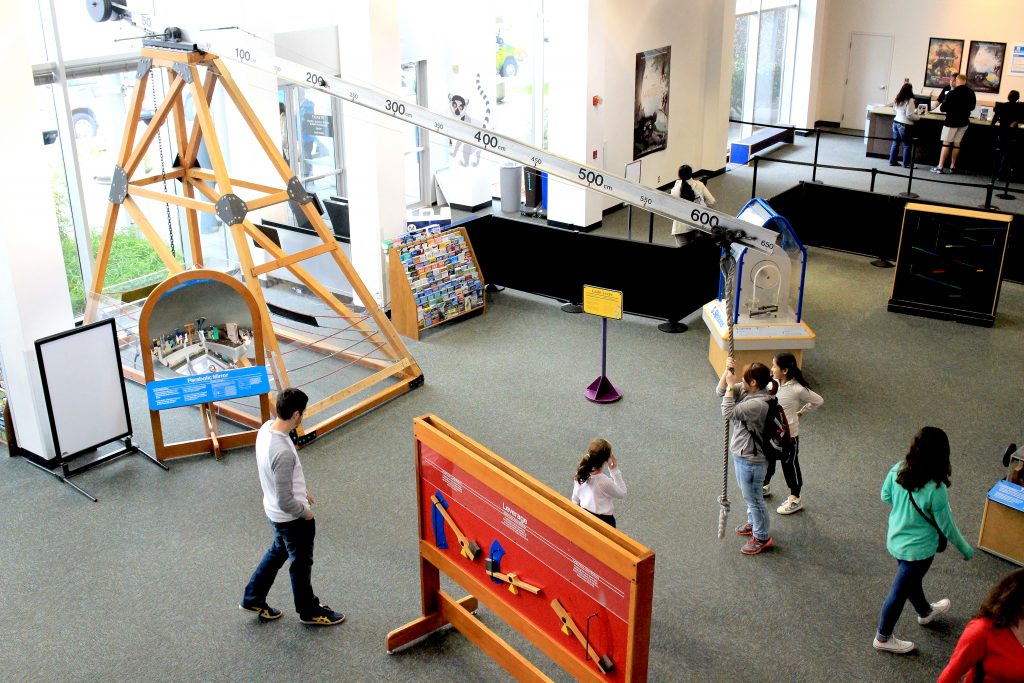 desať ročné deti zabávajúce sa v modernom vedeckom centre 