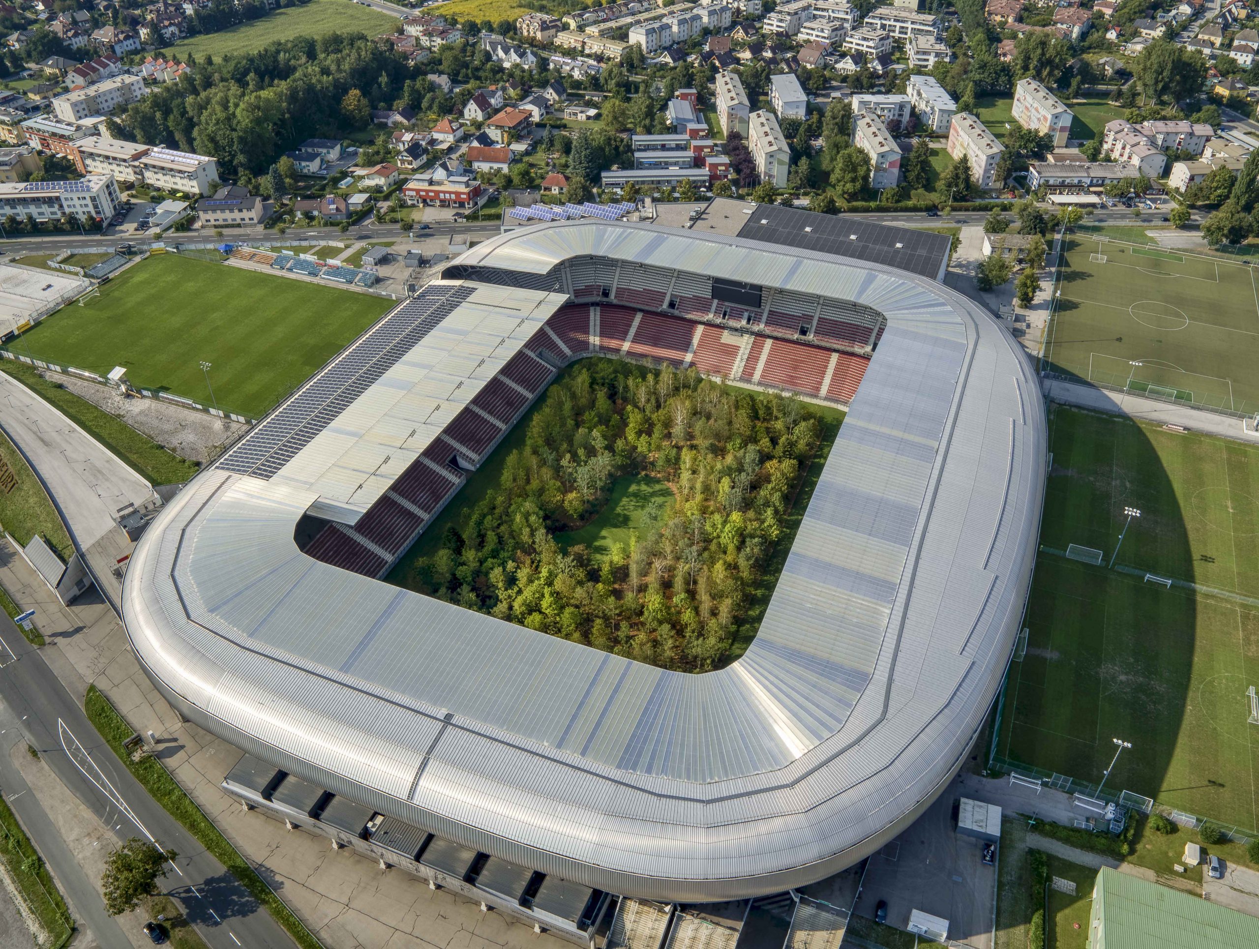 Umelecká inštalácia na futbalovom štadióne v Rakúsku
