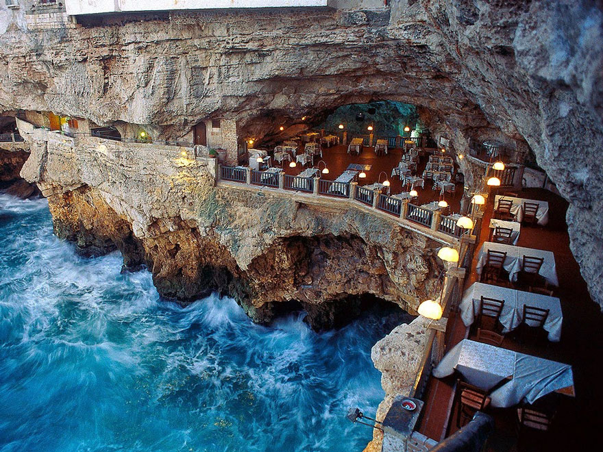 jedinečná reštaurácia Grotta Palazzese v Taliansku s pohľadom na more