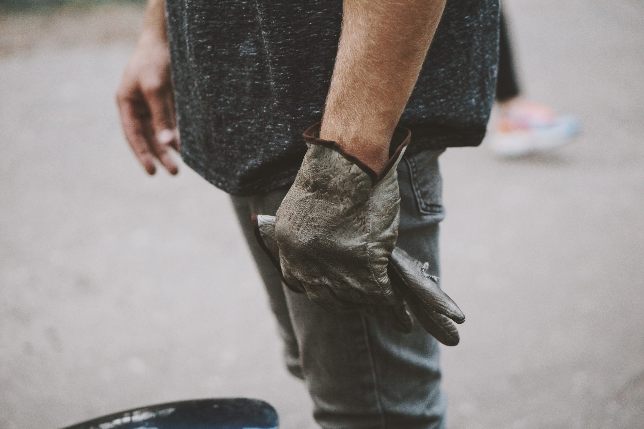 mužské ruky s čiernymi rukavicami na prácu v teréne