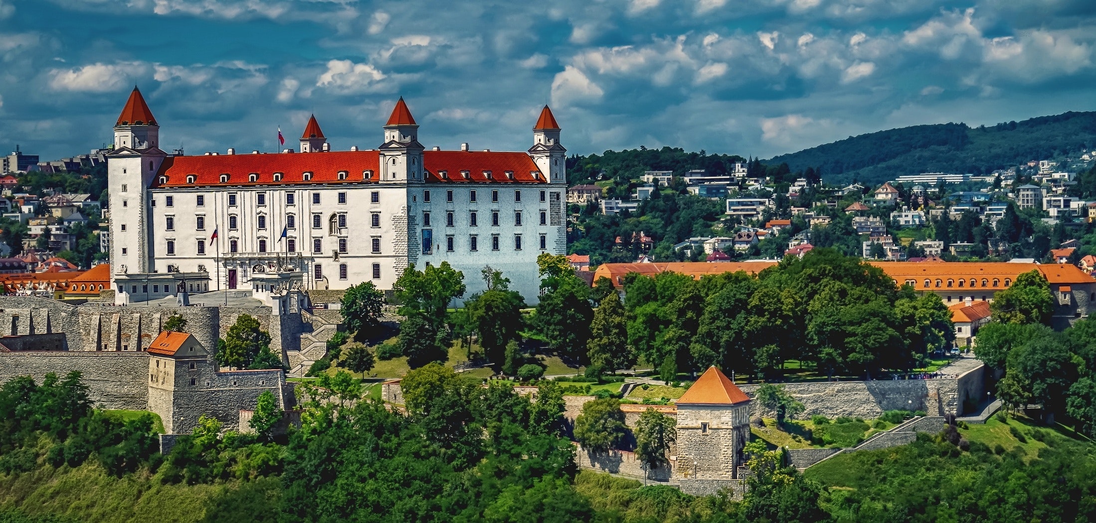 výnimočný bratislavský hrad a výhľad na jeho okolie