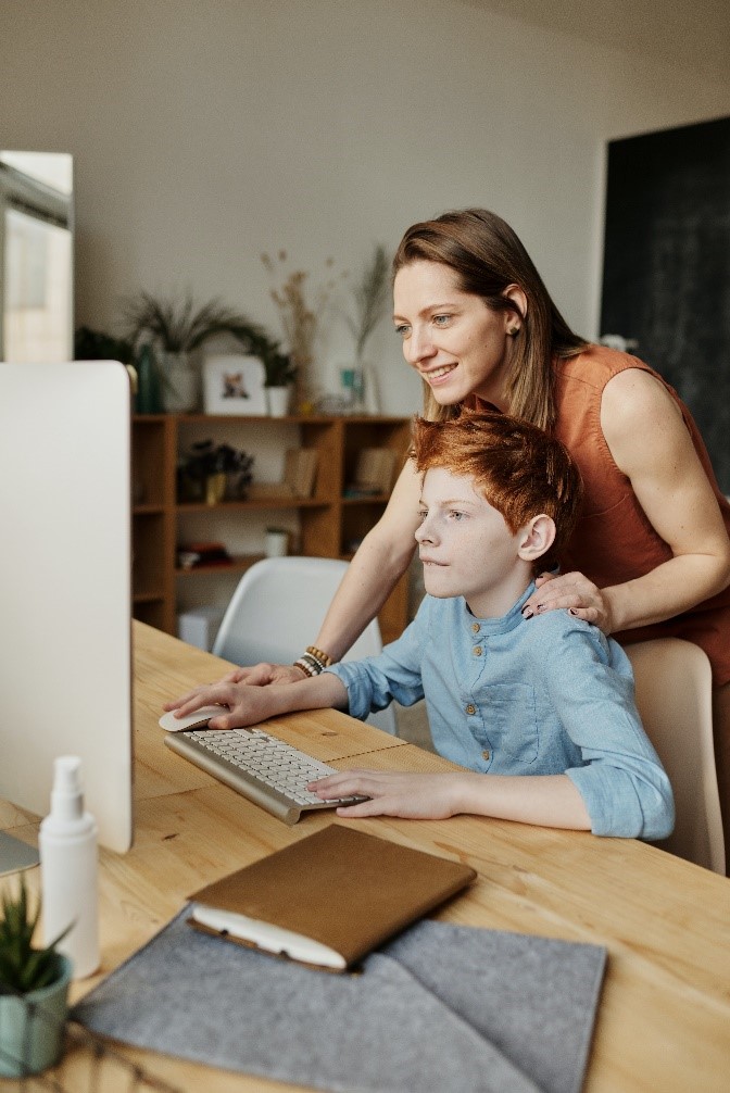 mladá mama a syn pri obrazovke počítača v detskej izbe