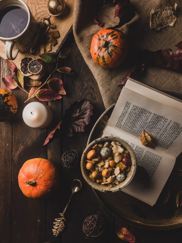 jesenná úroda uložená na stole spolu s knihou ako jesenná dekorácia 