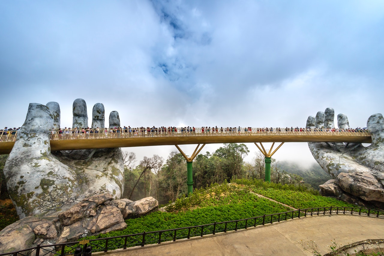 Vietnam Golden Bridge s turistami počas krásneho letného dňa