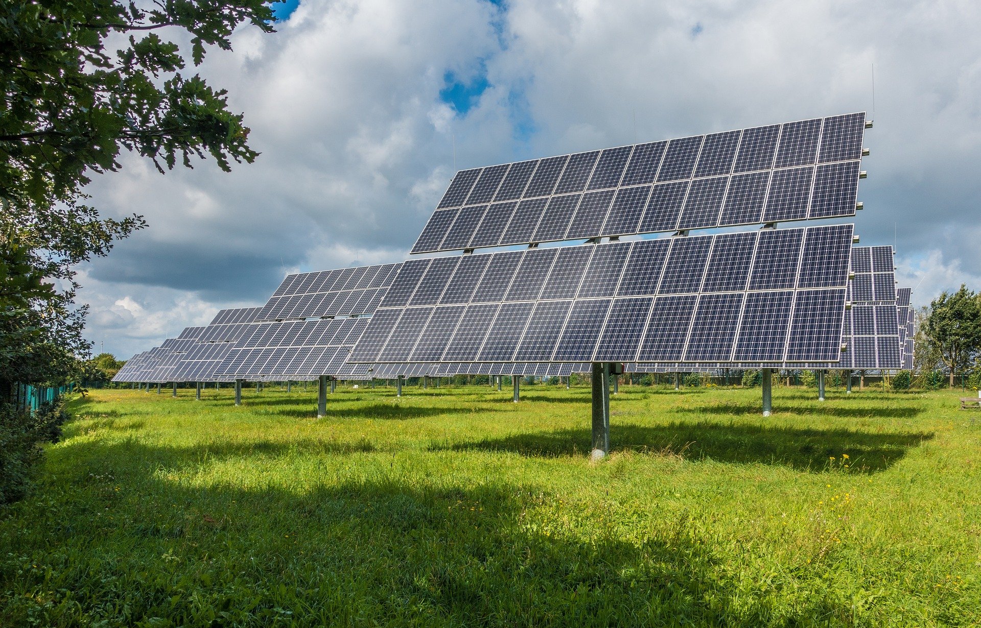 solárne panely na lúke vyrábajú energiu pre domácnosti