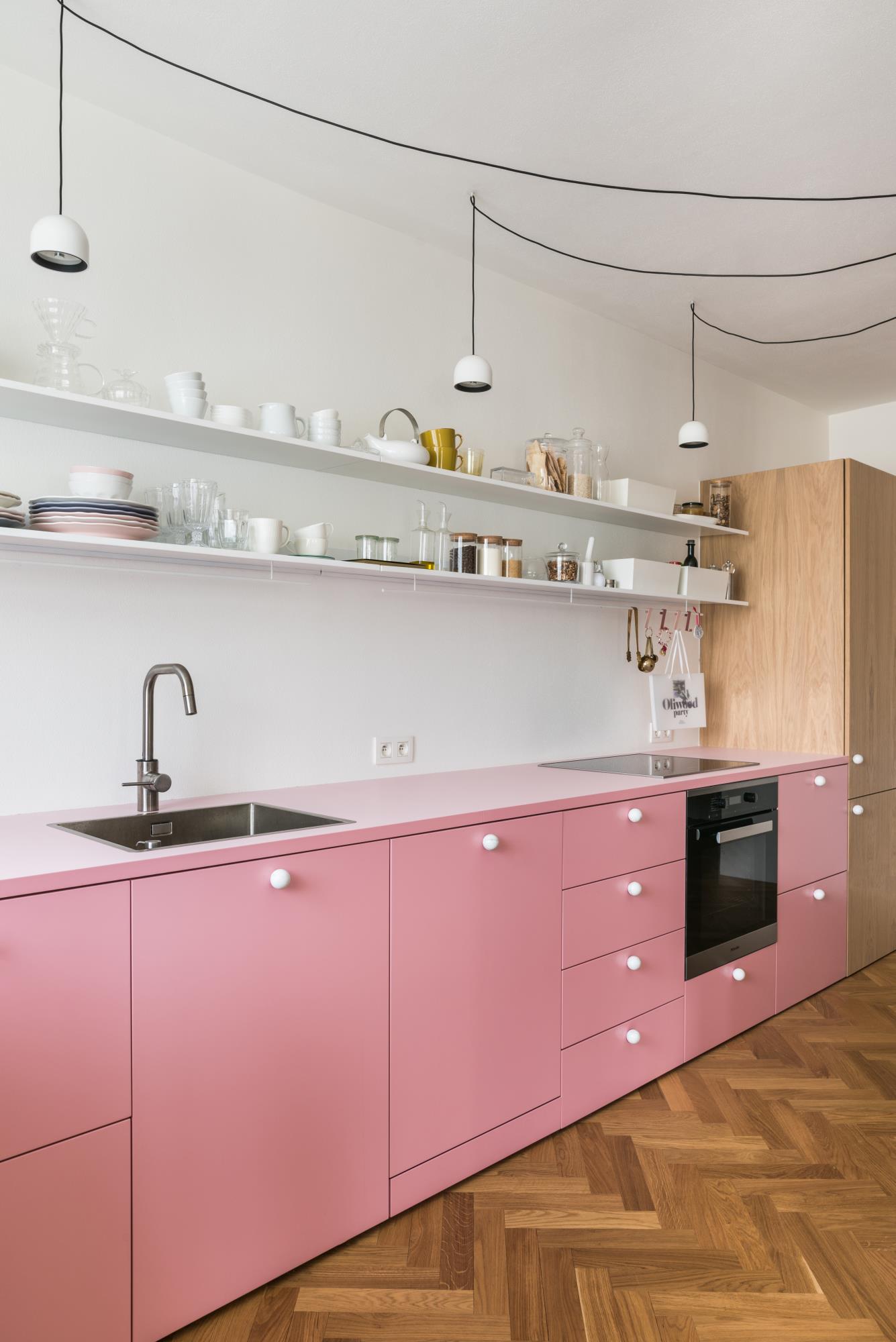ružová kuchynská linka v zrekonštruovanom byte od architekta Alana Prokopa