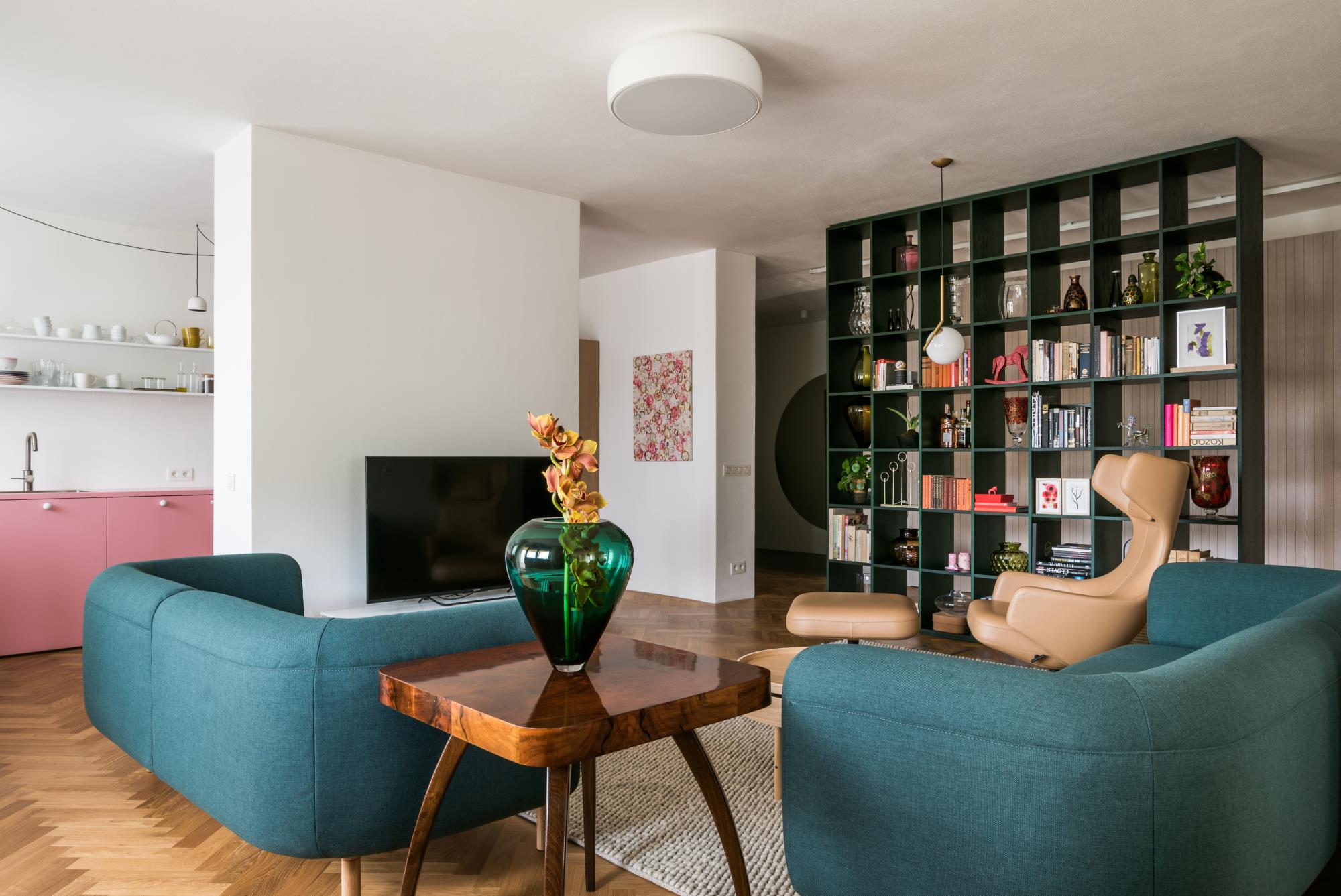 obývacia miestnosť so zelenou sedacou súpravou v zrekonštruovanom byte od architekta Alana Prokopa