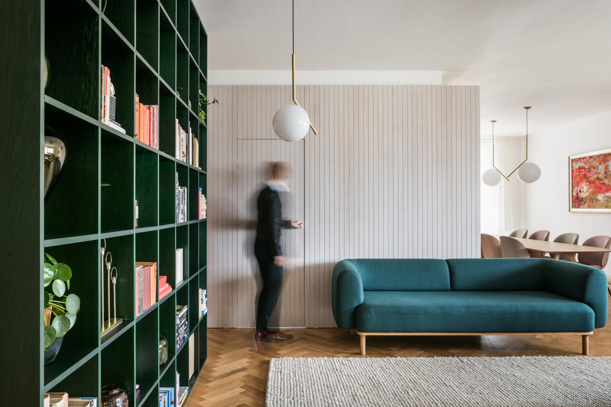 obývacia miestnosť so zelenou sedacou súpravou v zrekonštruovanom byte od architekta Alana Prokopa