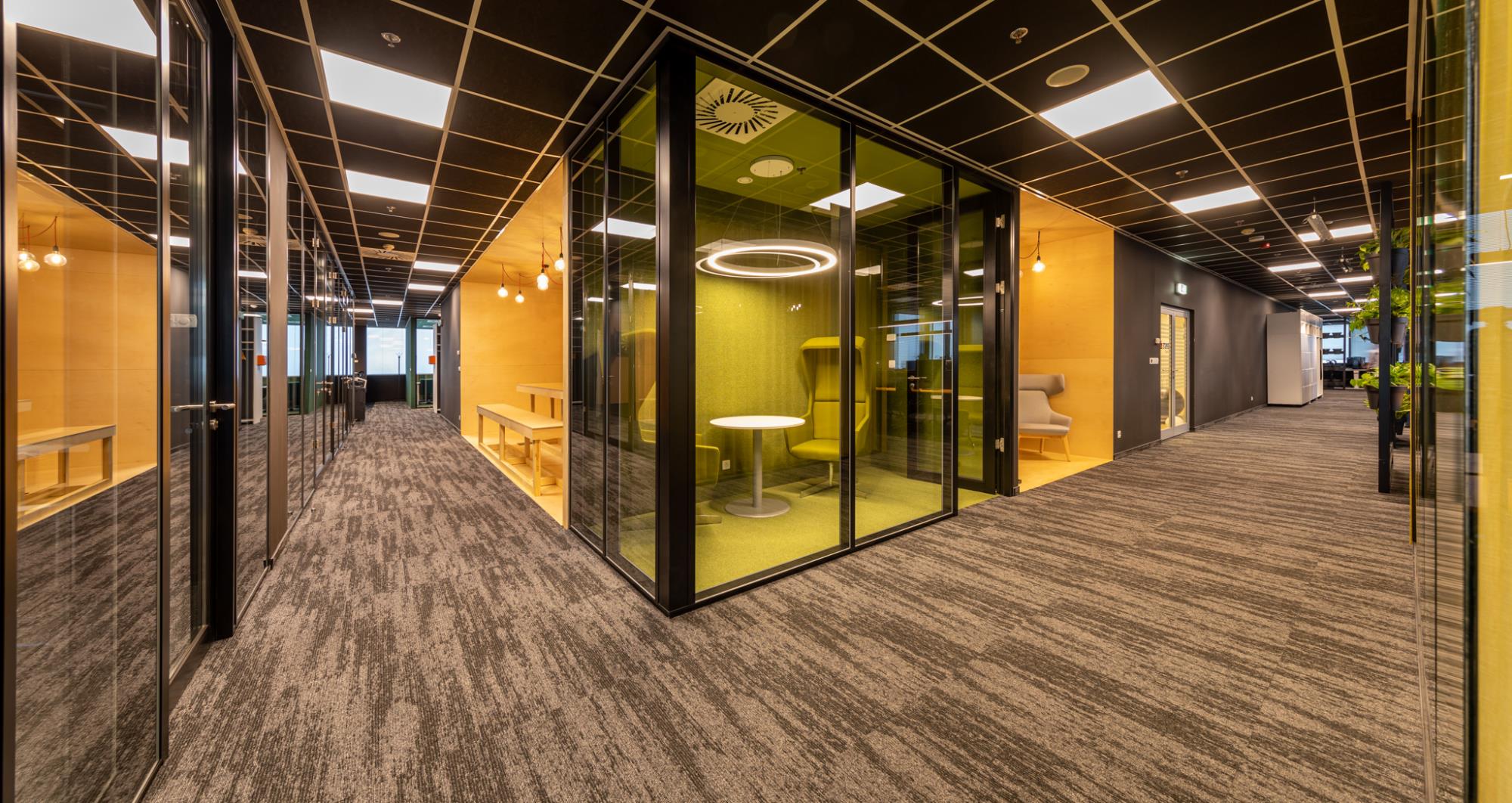presklená chill out zóna žltej farby v pretransformovanom priestore firmy