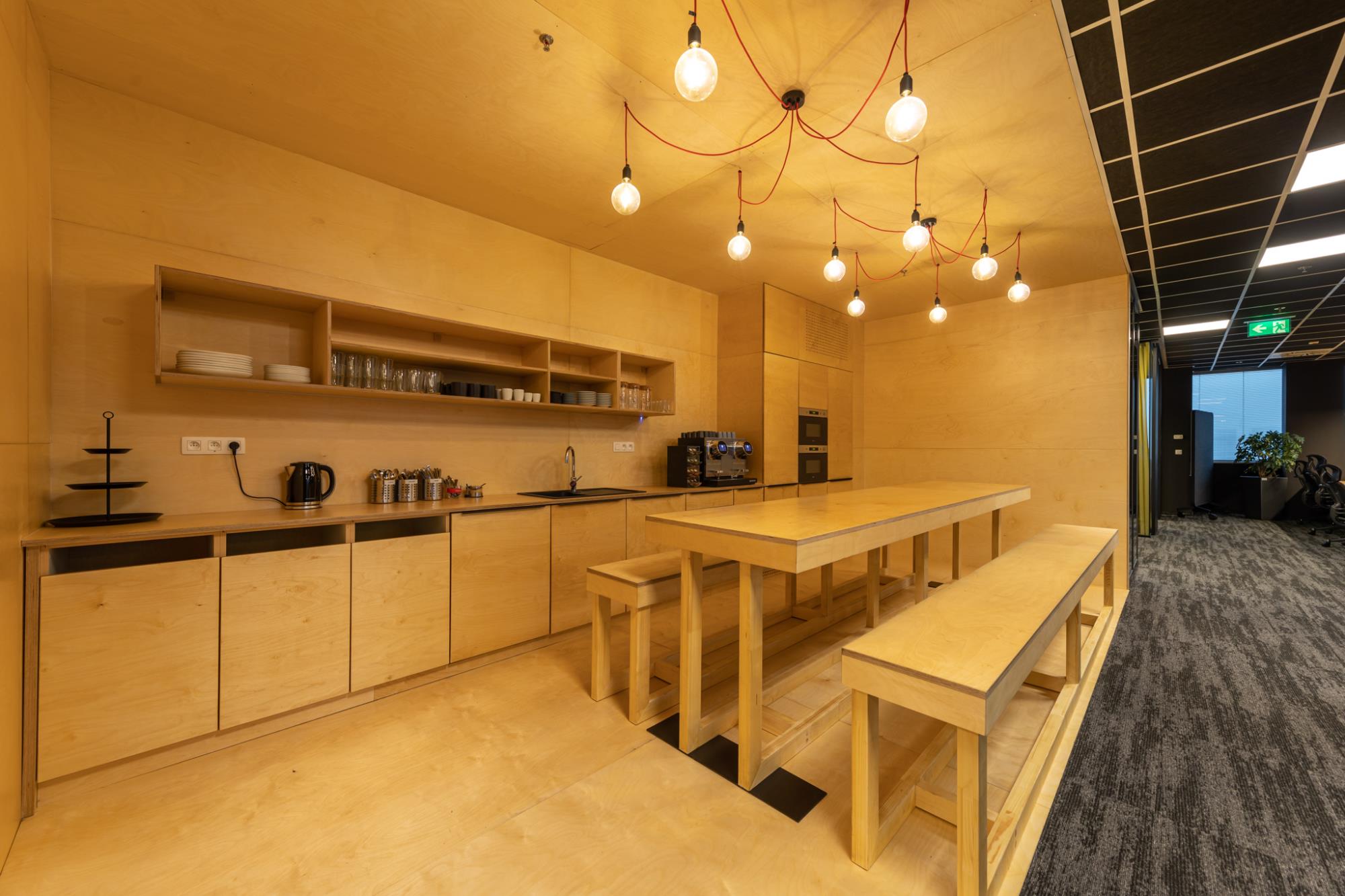 veľký kuchynský priestor v modernej firme