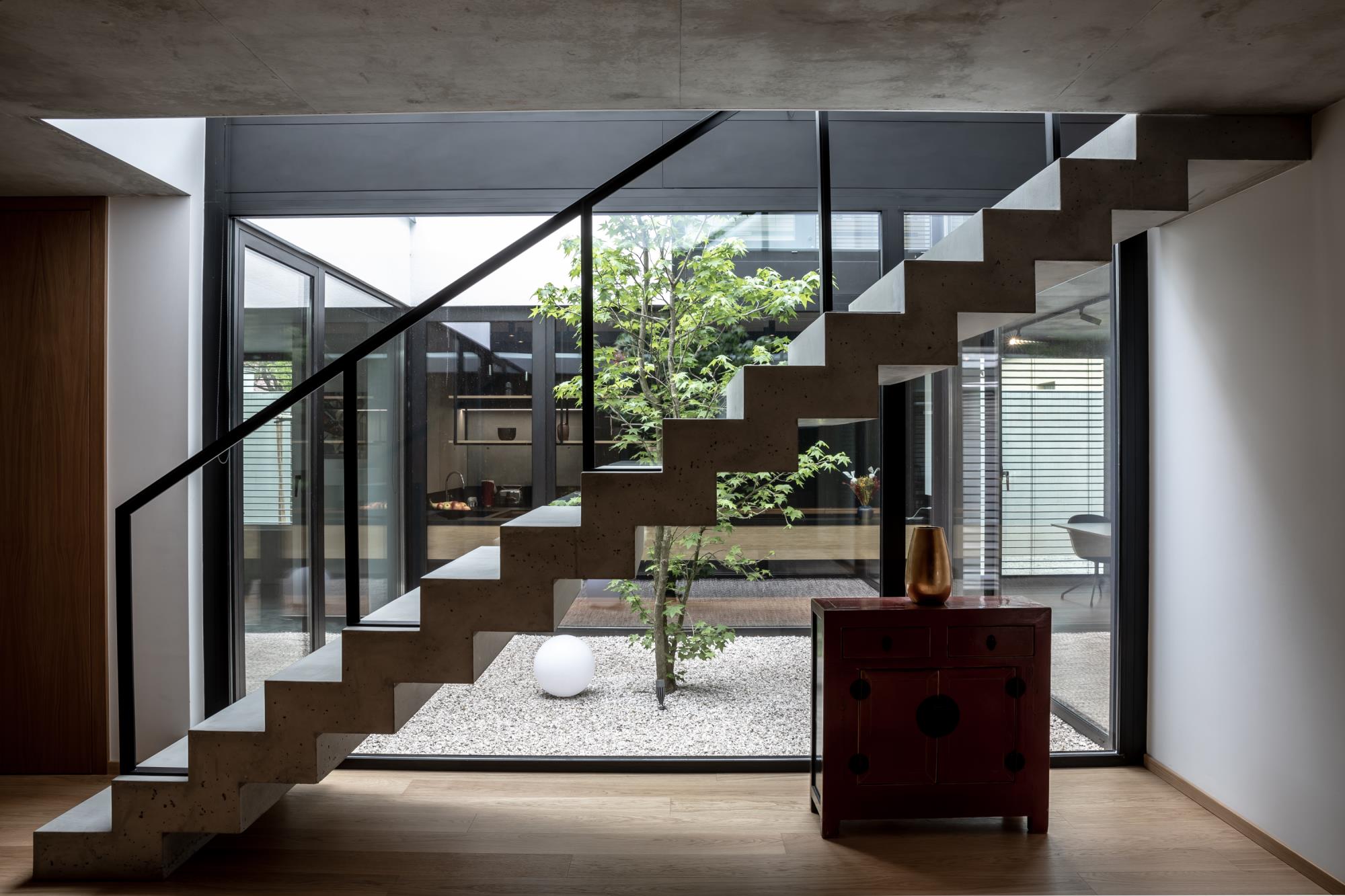 surový vzhľad betónových schodov v modernom rodinnom dome