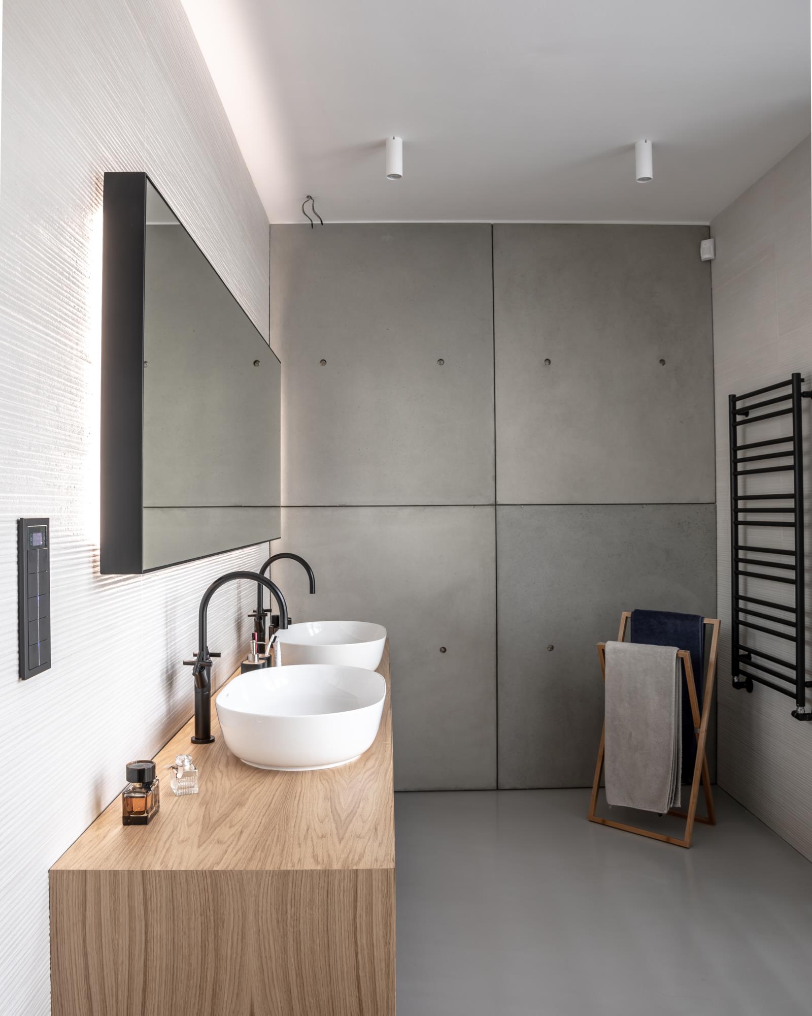 moderná kúpeľňa s výraznými betónovými prvkami a dvoma umývadlami
