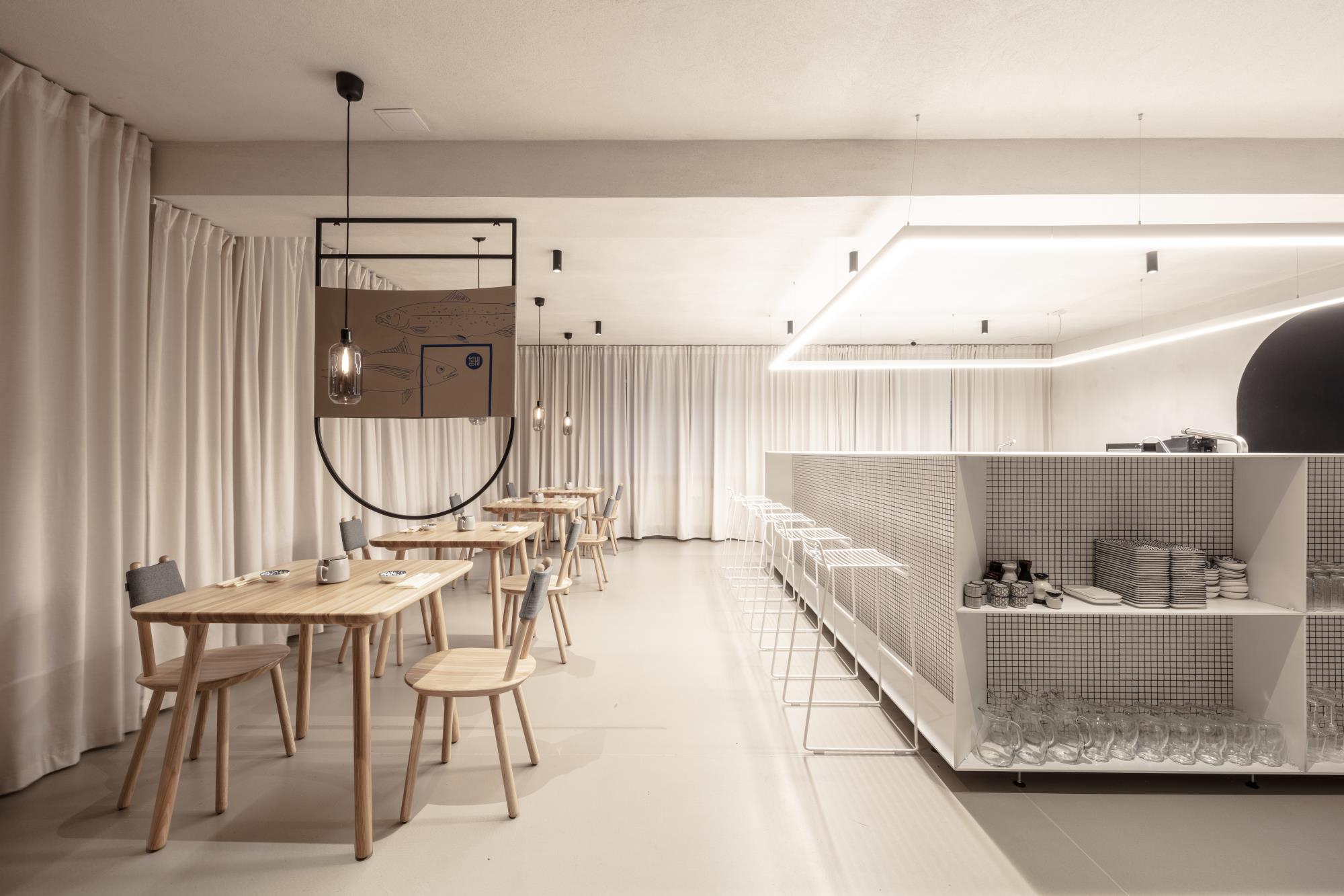 krásny moderný interiér reštaurácie a detail textilného paravánu