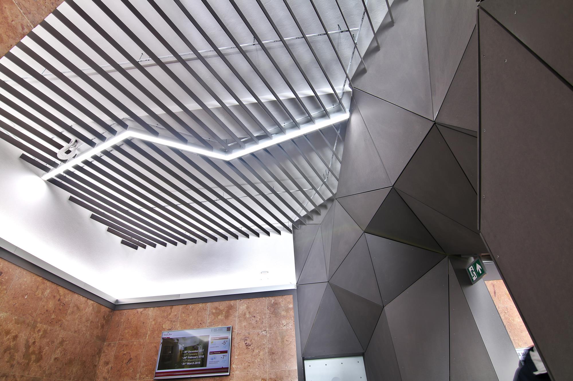 moderný interiér stanice na Skalnom plese s geometrickými tvarmi a konceptuálnym osvetlením