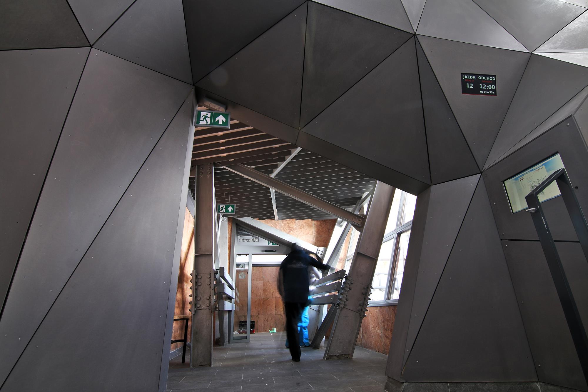 moderný interiér stanice na Skalnom plese s geometrickými tvarmi a konceptuálnym osvetlením