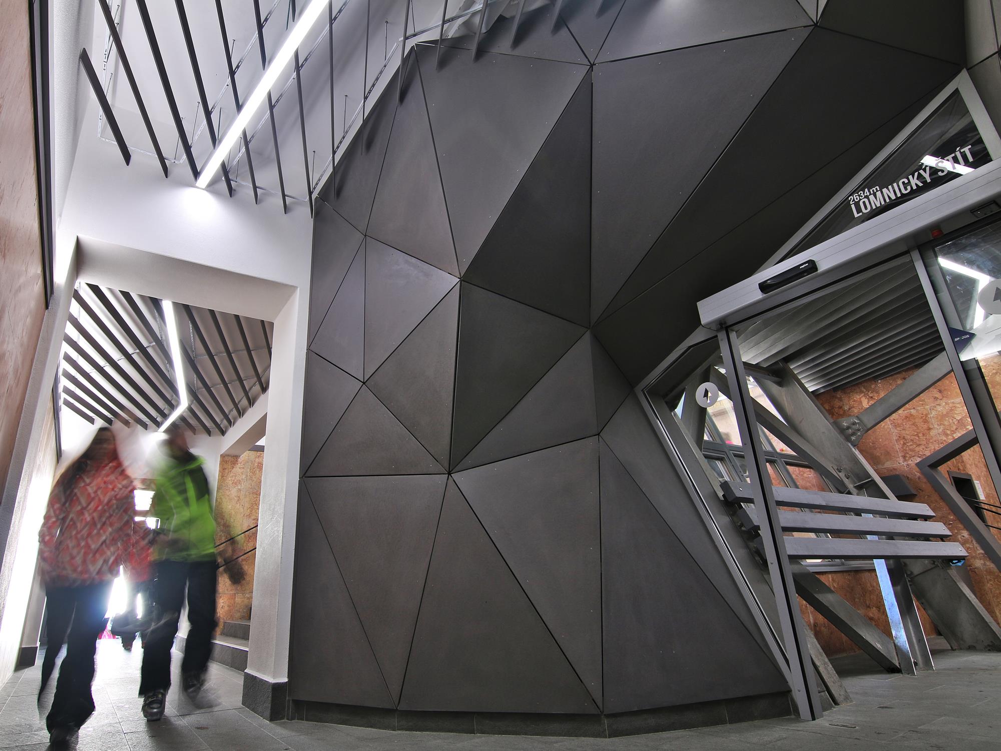 moderný interiér stanice na Skalnom plese s gemoetrickými tvarmi a konceptuálnym osvetlením