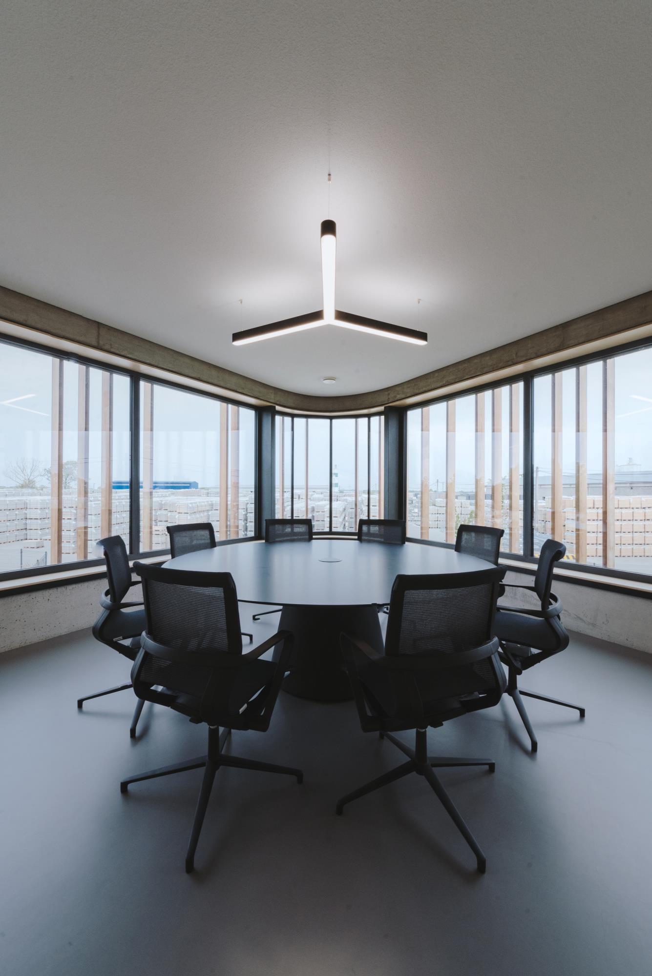 Kancelárske priestory a zasadacia miestnosť s moderným mobilitárom a osvetlením
