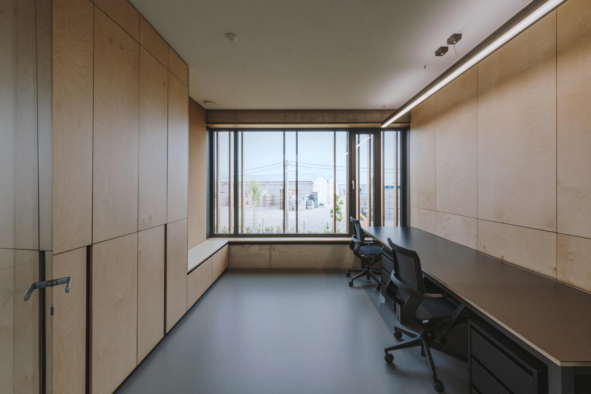 Kancelárske priestory s moderným mobilitárom a osvetlením
