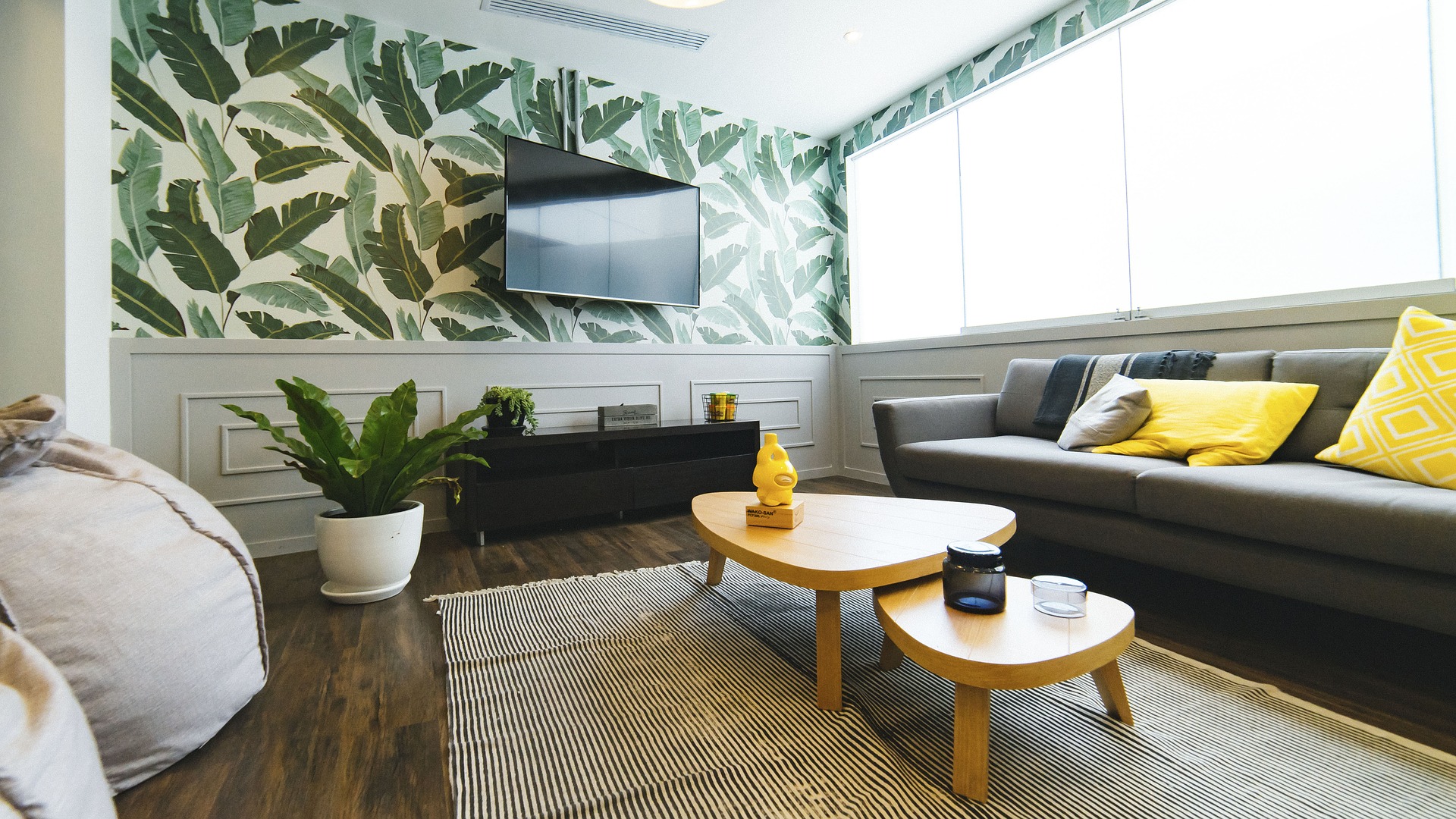 moderný interiér obývacej miestnosti s tapetou na stene a výraznou farebnou kombináciou