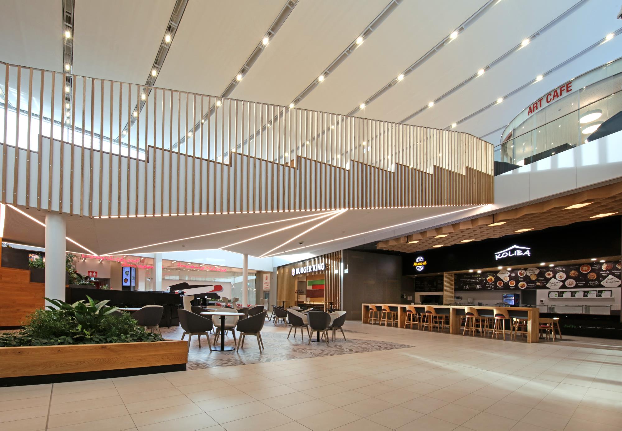 miesta na sedenie v zrekonštruovanej časti food courtu v obchodnom centre