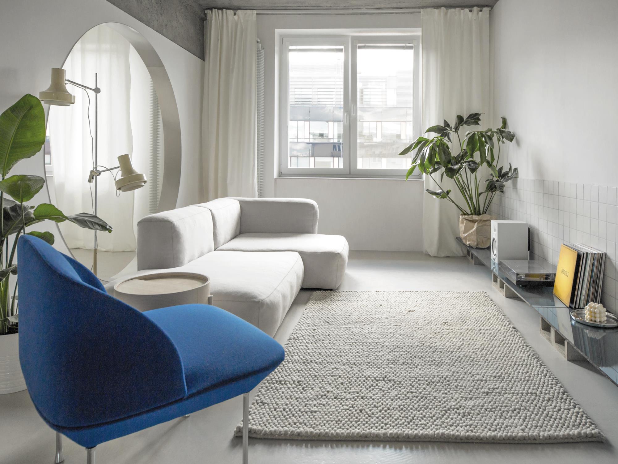 pohodlný a krásny interiér bielej farby s modrým kreslom