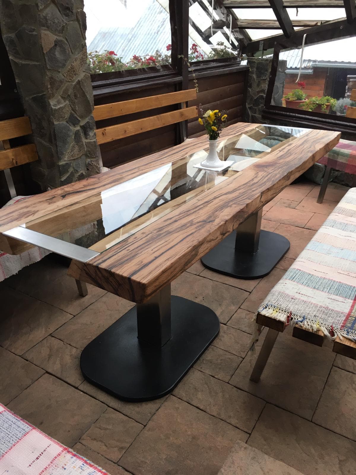moderný masívny stôl v altánku