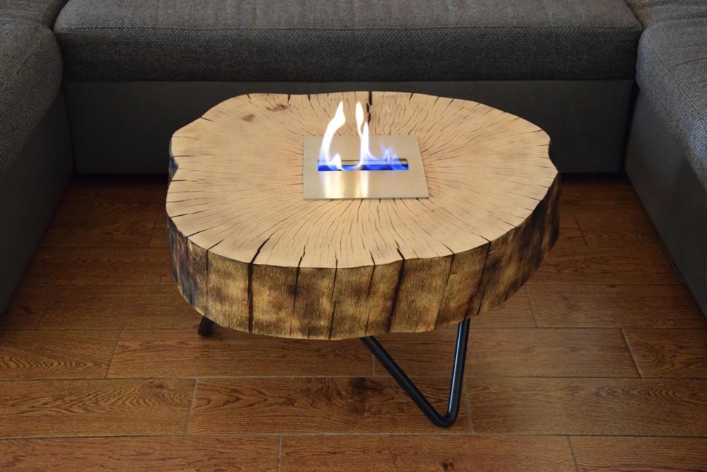 moderný masívny stôl v obývacej miestnosti