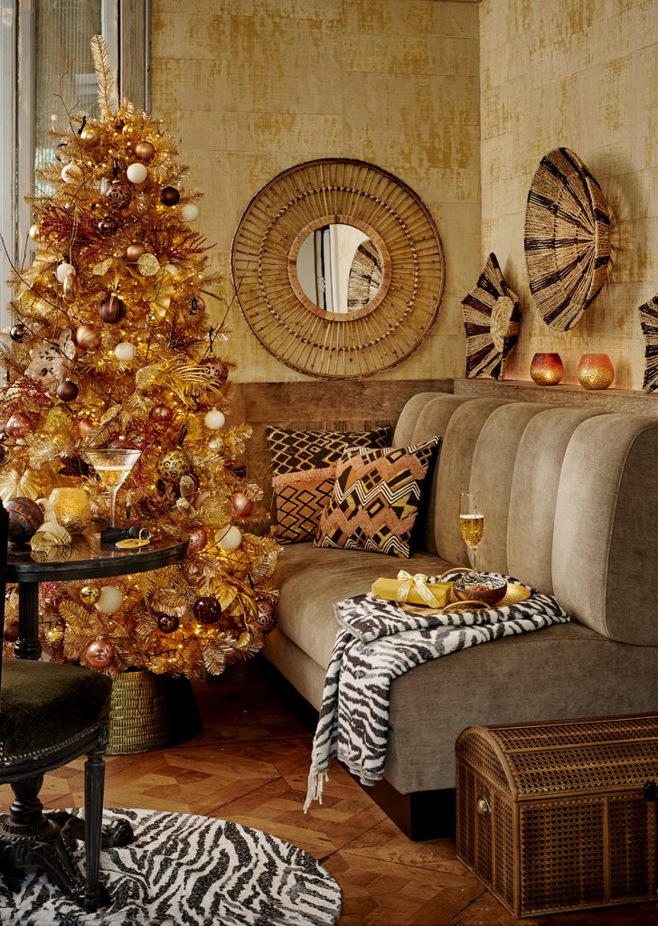 vianočné dekorácie a vianočný stromček v štýle safari 