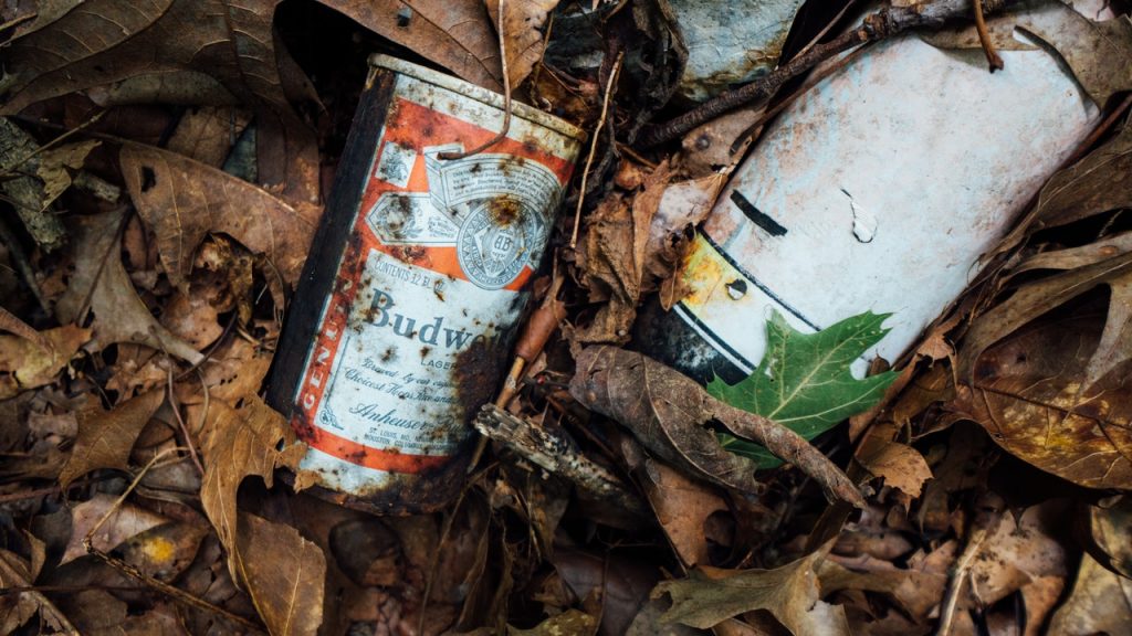plastové a plechové fľašky nájdené v prírode