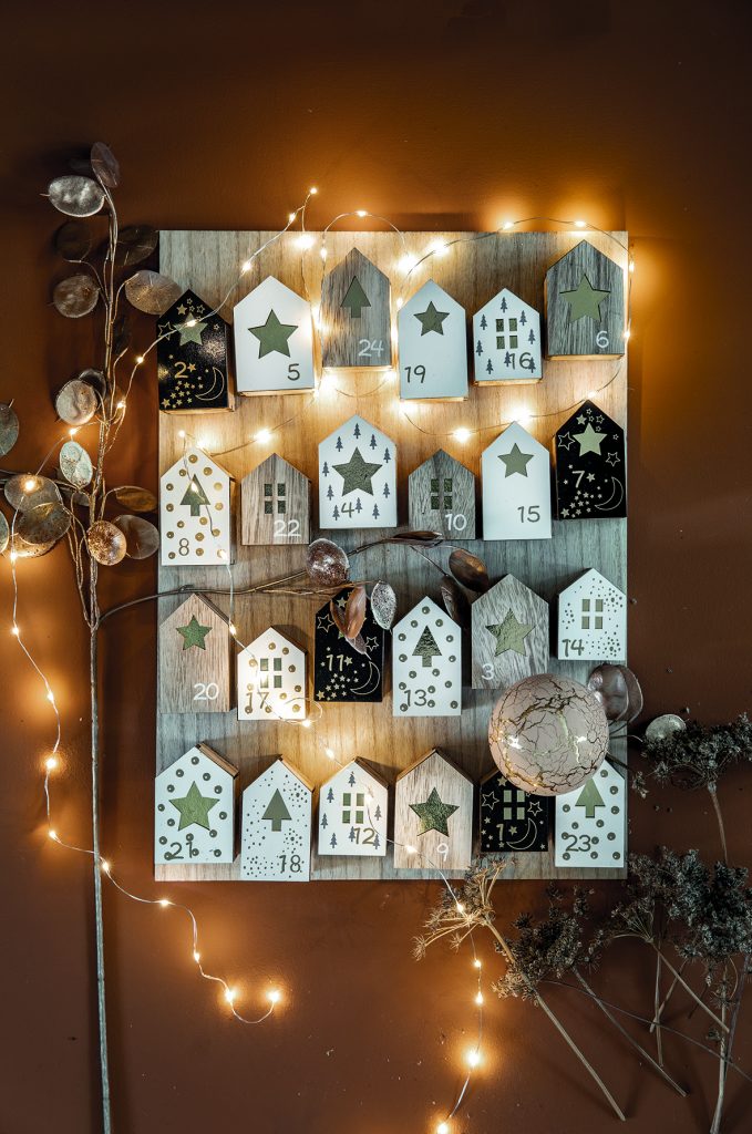 drevený adventný kalendár so svetielkami