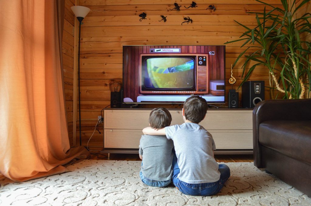 mladí chlapci sledujúci televízor z dobre vzdialenosti