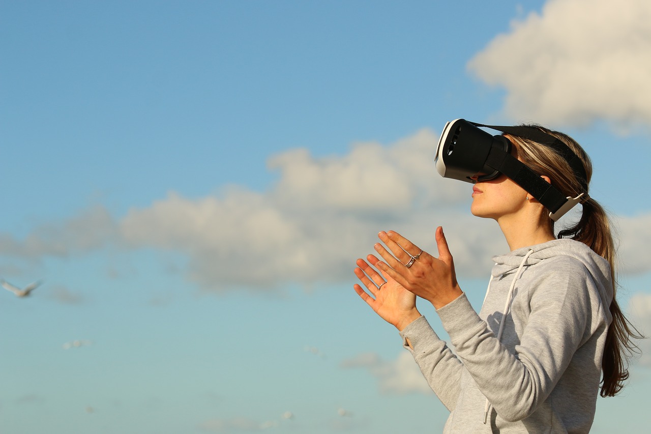 mladá žena s 3D okuliarmi sledujúca virtuálnu realitu