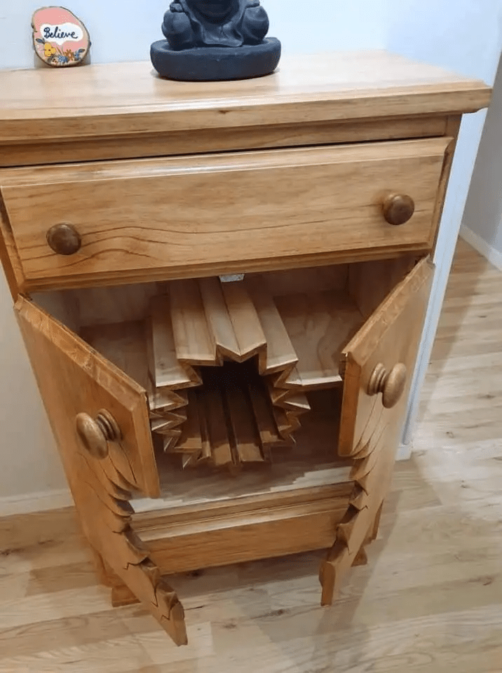 originálna a atypická komoda z borovicového dreva