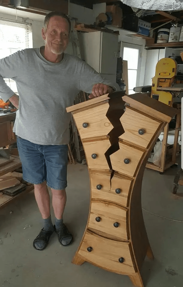 originálna a atypická komoda z borovicového dreva