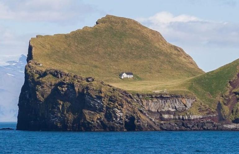 Biely dom na ostrove Elliðaey